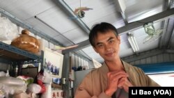 花农吴永濬现在主打游客生意(美国之音记者黎堡摄)