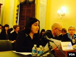 菊尔.伊力哈木国会作证(美国之音 杨晨拍摄)