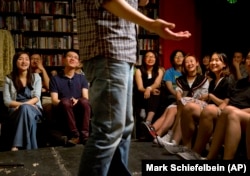 在北京一家书店表演的西方式脱口秀吸引了年轻观众(资料图,2015年5月24日)