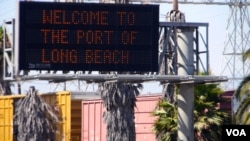 资料照片:欢迎来到加州长滩港的公路标志。(美国之音国符拍摄)