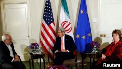 美国国务卿克里、欧盟外交主管阿什顿和伊朗外长扎里夫在纽约华尔道夫酒店举行三边会谈。(2014年9月25日)