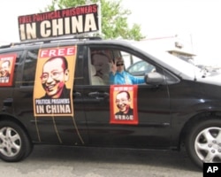 参加游行者在车中比出终将胜利手势