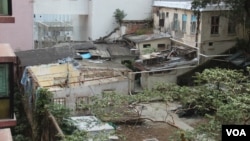 香港林立高楼脚下的棚户居民 (美国之音记者申华拍摄)