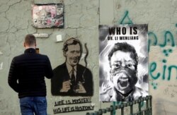 捷克布拉格市一堵墙上张贴着中国武汉眼科医生李文亮的遗像。（2020年3月13日）