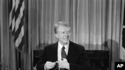 历史照片:美国总统卡特在白宫椭圆形办公室准备在电视上宣布与北京建交。(1978年12月10日)