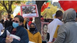 星期六的缅甸抗议人群挤满了缅甸驻洛杉矶总领馆下的人行道。(美国之音2021年3月13日洛杉矶)