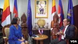 柬埔寨政府发言人派西潘在位于总理府的办公室接受美国之音的专访。(2019年8月22日)