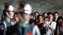 资料照片:参观台北国父纪念馆的中国大陆游客。(2010年7月10日)