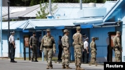 美国和韩国军人2018年9月7日守卫板门店的情景(路透社)