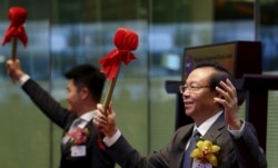 中国华融资产管理有限公司的股票2015年10月30日在香港股市上市,该公司董事长赖小民敲锣。 这个不良债务管理公司此举筹集了23亿美元。