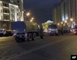 大选投票后,莫斯科市中心国家杜马前大街上只有军车在行驶