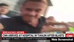 美国有线电视网CNN记者威尔·里普利(Will Ripley)8月13日在天津一家医院门前连线报道被中断。(网络视频截图)