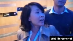 中国央视女记者孔琳琳在英国保守党年会上出言不逊并动手打人(网络截图)