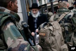 法国士兵在巴黎街头巡逻。(2015年1月14日)