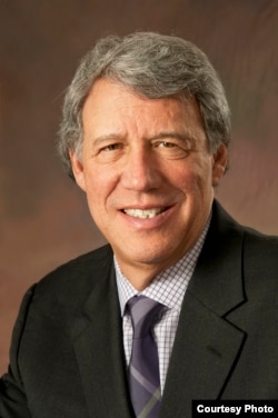 芝加哥大学法学院教授杰弗里斯通(Geoffrey Stone)