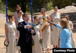 希望之焰火炬点起(courtesy Vassilis Koutromanos )