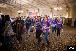 爱奥华大学年轻学生为希拉里·克林顿选战服务。(美国之音记者方正拍摄)