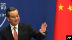 2017年8月30日,中国外交部长王毅于针对金砖国家领导人第九次会晤举行的中外媒体吹风会后,向大家挥手致意。