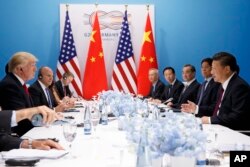 在20国集团汉堡峰会期间的美中会谈。美国总统川普、国家安全事务助理麦克马斯特等人同中国主席习近平、中共中央办公厅主任栗战书、外长王毅、财经高官刘鹤(中方灰白头发者)等人会谈(2017年7月8日)。