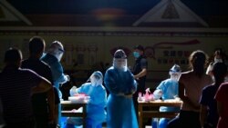 资料照:云南医护人员在与缅甸接壤的边境城市瑞丽的一个居民区进行新冠病毒核酸检测。(2020年9月16日)