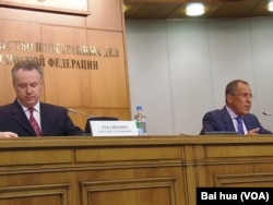 卢卡舍维奇(左)和俄外长拉夫罗夫(右)。(美国之音白桦拍摄)