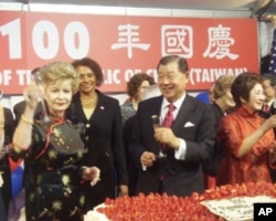 袁健生与宾客举杯庆贺建国百年