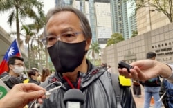 民主派前立法会议员张超雄批评,控方的安排不人道,令47名民主派人士要接受约30小时的马拉松保释申请聆讯,对他们的精神及意志都是折磨 (美国之音/汤惠芸)