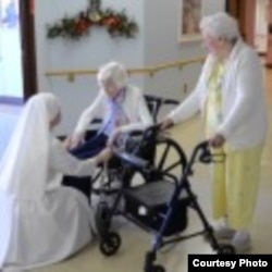 “穷人小姐妹”的修女为老年人提供帮助 (The Becket Fund for Religious Liberty)