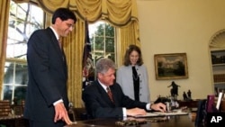 1998年10月21日,美国总统克林顿在总统办公室签署预算法案