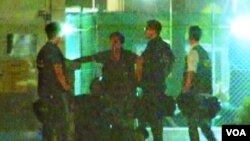 媒体拍下警察殴打抗议者视频截图 (苹果日报)