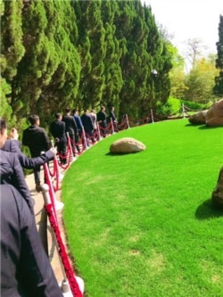 2020年4月15日,民众自发到胡耀邦墓地祭奠。(胡耀邦史料信息网图片)