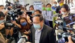 8-18案被判罪名成立的民主党前主席何俊仁离开法庭时被大批记者包围采访,他对判决感到失望,会同团队研究是否上诉 (美国之音/汤惠芸)