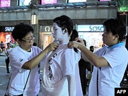 女青年做化妆准备