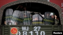 资料照:新疆乌鲁木齐市中心卡车内的武警士兵。(2009年7月6日)