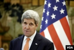 美国国务卿克里在北京会晤中国外交部长王毅之后出席记者会(2016年1月27日)。