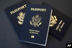 放在德克萨斯州达拉斯一张桌子上的美国护照。(资料照)