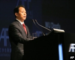 中国保监会主席吴定富称香港助内地保险业提供竞争力