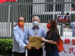 2021年10月1日,“同心护港”发言人曹达明(左)致函特首,要求为维多利亚公园改名。(曹达明提供)