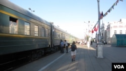 乌兰巴托火车站开往北京的国际列车(美国之音白桦拍摄)