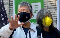 支联会主席李卓人举起五指寓意继续前进反送中运动五大诉求(美国之音/汤惠芸)