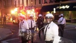 图为身着防暴装备的辛辛那提警察 。 警察开枪打死一名手无寸铁的黑人男子的抗议活动已经演变成暴力事件,示威者在市中心打破商店橱窗并纵火。(2001年4月10日)(美联社照片)