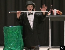 马提奥力和小观众表演魔术