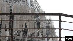 在建的“大巨蛋”在台风中受损(美国之音杨明拍摄)