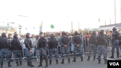 在5月6日的莫斯科反政府抗议中,示威群众同警察爆发冲突(美国之音白桦)