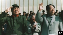 资料照片: 1981年9月,时任中国军委主席邓小平身穿军装和时任中共总书记胡耀邦一起检阅部队。