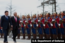 2014年4月10日蒙古乌兰巴托:美国国防部长哈格尔(右)与蒙古国防部长巴特额尔登在检阅仪式上 (国防部照片)