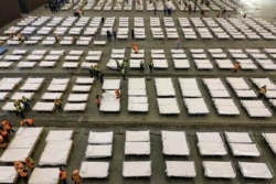 中国武汉将一个会展中心改建成收治新冠病毒感染患者的医院。(2020年2月4日)