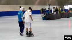 斯玛卡上场轮滑(美国之音国符拍摄)