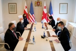 蓬佩奥(左)在第比利斯与格鲁吉亚总理和外长举行会谈。(2020年11月18日)