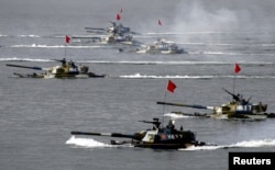 在中国山东半岛附近举行的中俄联合军演出动了水陆两栖坦克(2005年8月20日)